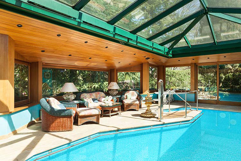 Quels sont les avantages d'avoir un pool house avec une cuisine extérieure en France ?
